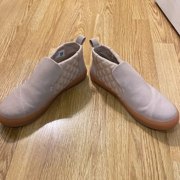 TOMS women’s high top slip on sneakers. - Picture 7 of 7